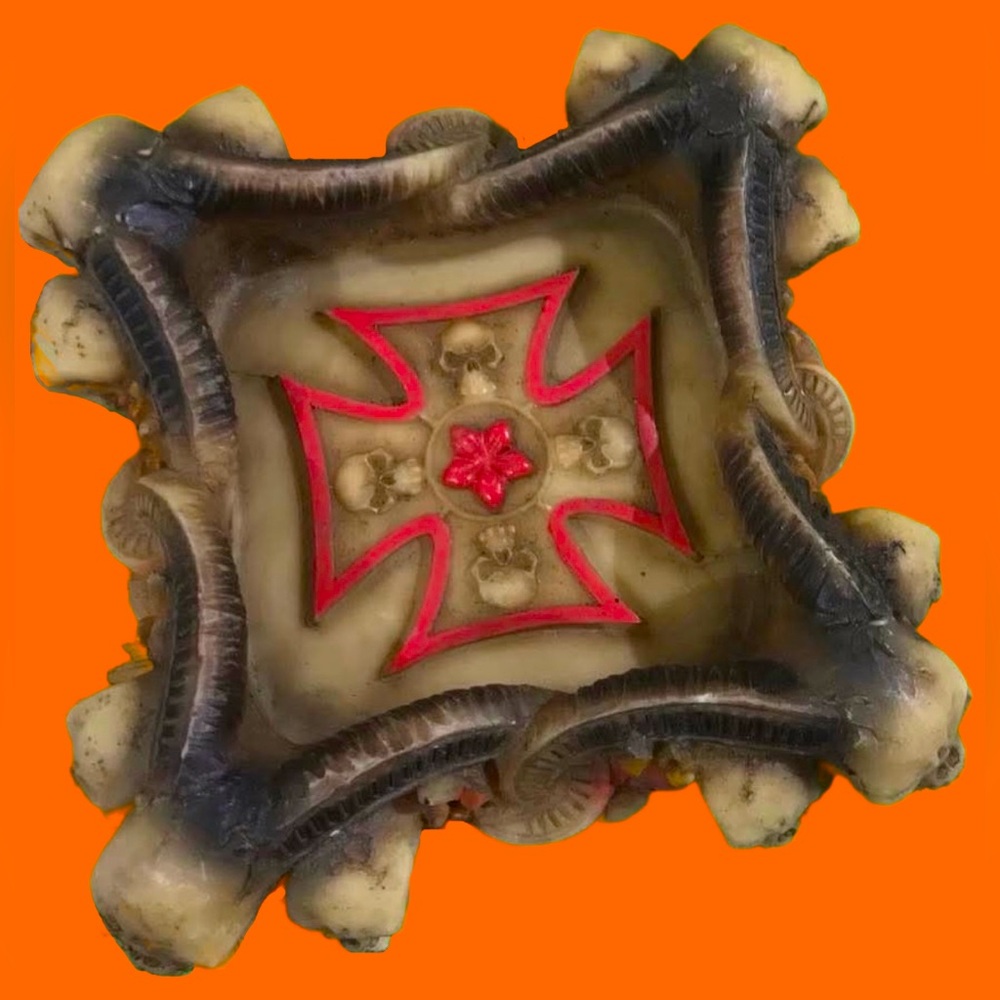 2004 VTG EUC Gothic Skull Ashtray with Horns, Flames & Red Cross – Resin Decor - Picture 2 of 8